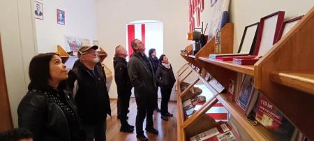 S pivškim turističnim društvom skupaj odkrivali Knežak 1